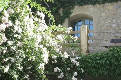 Image de Maison de village romantique du 17ème siècle avec spa privé, boulangerie et boucherie à distance de marche.