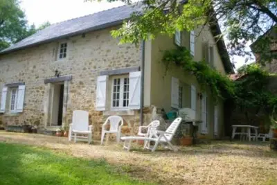 Image de Ancienne grange en pierres dans parc du château