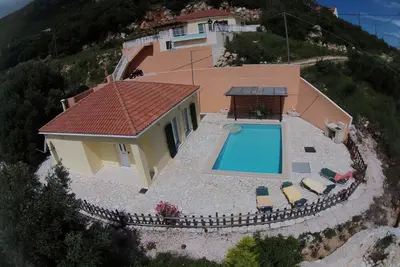Image de Villa privée avec piscine et vue mer