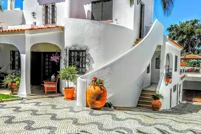 Image de Maison Sud avec piscine (clôturée pour la sécurité des enfants), garage et jardin
