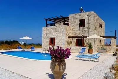 Image de Villa climatisée indépendante en pierre avec piscine privée et 1/2 acre de terrain
