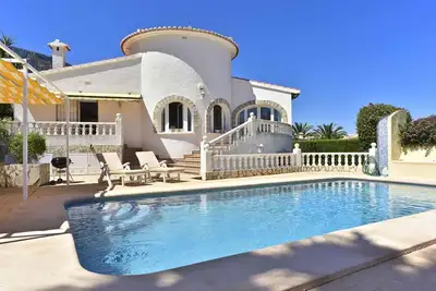 Image de villa charme piscine, vue panoramique mer et montagne. Table ping pong