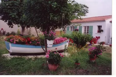 Image de Gîte avec jardin fleuri et cour privée très calme proche du centre du village