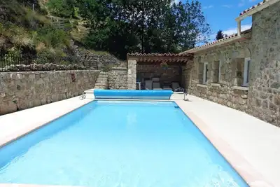 Image de : Maison de campagne au milieu des chataigniers avec piscine chauffée