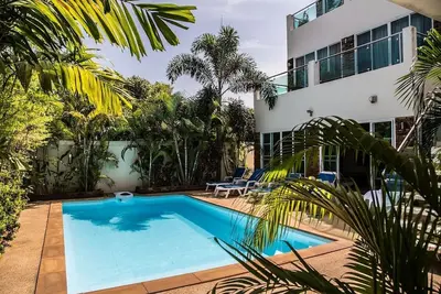 Image de Seaview avec piscine privée et jardins - Grande Loaction