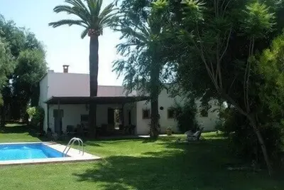 Image de Cottage avec charme et avec un grand jardin, piscine et terrasse.