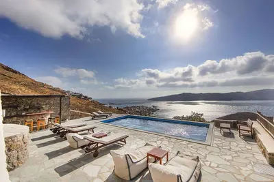 Image de Villa Tychi, dans une position privilégiée sur la plage d'Agios Sostis, avec vue sur la mer et la piscine