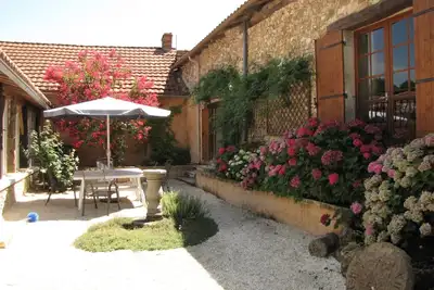 Image de Ferme spacieuse et luxueuse, piscine privée et belle cour fortifiée