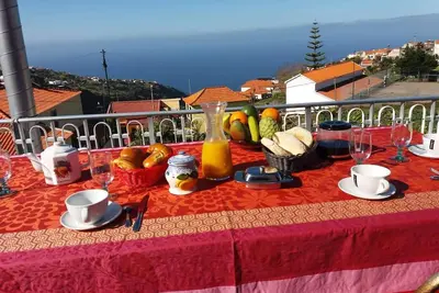 Image de Promotion Appartement dans maison avec Terrasse et Vue sur mer.
