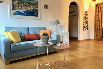 Image de Charming one bedroom, with lift, A/C, old town, near beach and tramway.