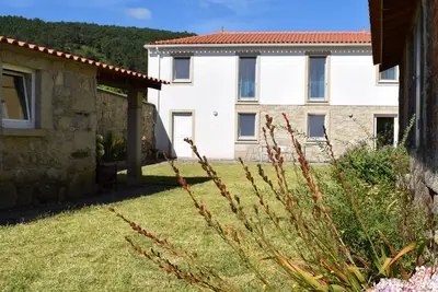 Image de Moderne, grande maison familiale avec grand jardin près de montagnes et de la plage