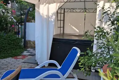 Image de Appartement sur tout l'étage avec jacuzzi dans le jardin pour se détendre et profiter
