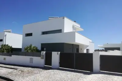 Image de Villa moderne avec piscine et terrasse, près de la baie d'Obidos