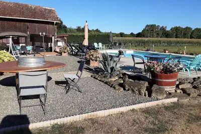 Image de Juliette - magnifiquement restauré grange avec une grande piscine et vue sur la montagne