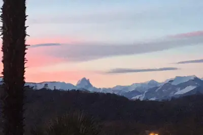 Image de Pau face aux Pyrénées