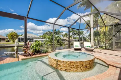 Image de Villa 1ère Place - villa de luxe sur le canal avec piscine, spa et bateau (WiFi inclus)