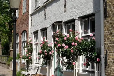 Image de Appartement dans une maison historique au bord de l'eau avec bateau et vélos