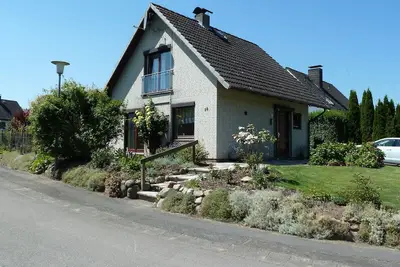 Image de maison de vacances spacieuse et calme avec jardin et vue sur la mer Baltique, à proximité de la rue