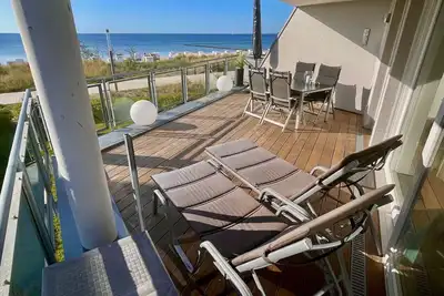 Image de Droit de Fantastique appartement sur la plage de sable avec vue imprenable sur la mer