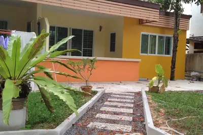 Nature pure! Bungalow 1-2 pièces (50m2) avec beau jardin et vue sur un petit lac.