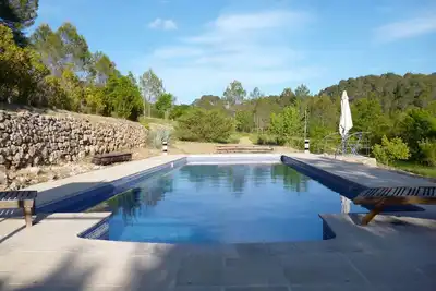 Image de Joli bastidon avec piscine privative proche d'un village typiquement provençale.
