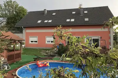 Image de Belle maison double de vacances avec jardin