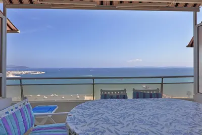 Image de La plus belle vue sur la baie du Lavandou! Pour 4 Ă 6 personnes