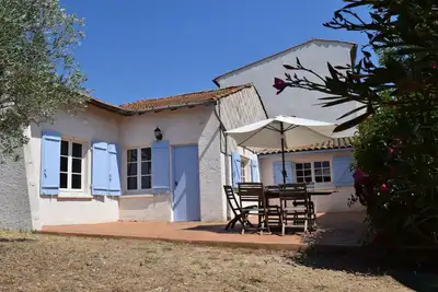 Image de Petite maison, piscine partagée, proche Béziers et Canal du Midi, calme garanti
