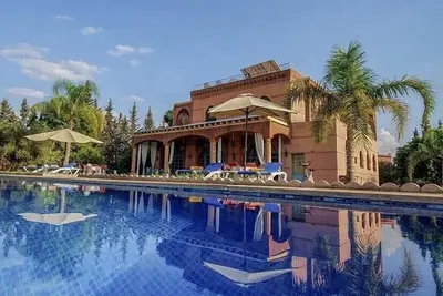 Image de Villa Dar Moudar Marrakech grande piscine et jardin Ă l'architecture authentique