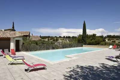 Image de Mazet 2 personnes avec balcon vue Alpilles et piscine commune Vallée des Baux