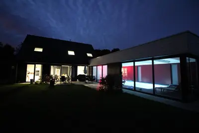 Image de villa piscine intérieure, Bretagne sud