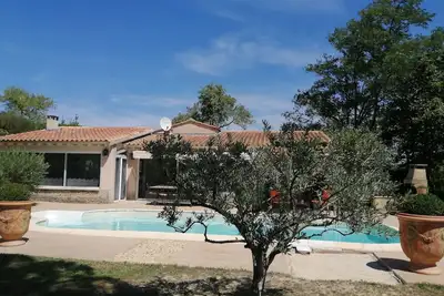 Image de Le Mas Des Capelles à Vacqueyras avec piscine chauffée au milieu des vignes
