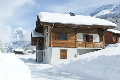 Image de Chalet neuf confortable pour 8 Ă 12 personnes