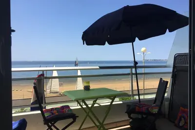 Image de Les pieds dans le sable, face mer Ă La BauleBel appartement Desing \/ confortable