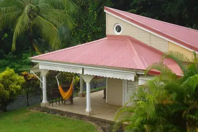 Image de Petit Bourg, la villa Le Salako vous attend dans son écrin de verdure \/2-4pers