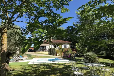 Image de Très jolie propriété piscine privée grand terrain wifi ( fibre)