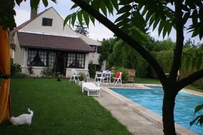 Image de Maison Briarde 6 couchages, piscine chauffée, jardin privatif, parking privé