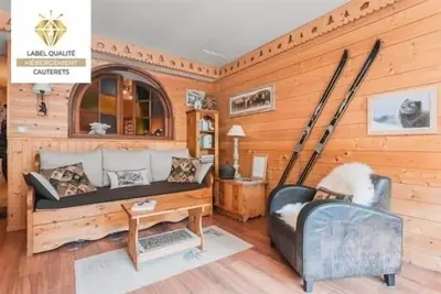 Image de Cosy 2-room apartment with charming mountain decor 200m from the cable cars