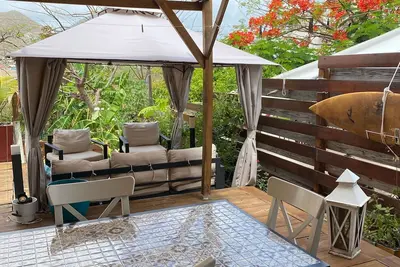 Image de Maison dans résidence avec piscine.