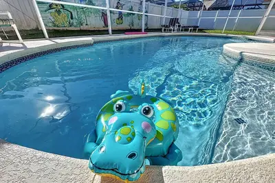 Image de 3/2 avec salle de jeux avec bain à remous avec table de billard et bain à remous privé!