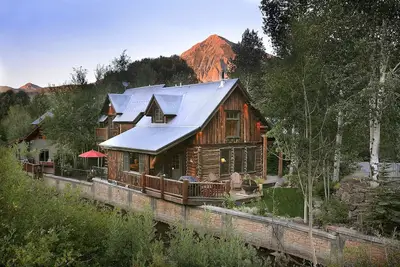 Image de Cabine de luxe avec bain Ă remous Ă droite sur Coal Creek! Courte promenade Ă la navette!