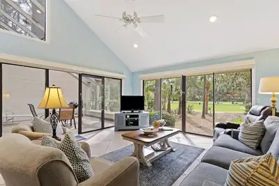 Image de Vue sur le golf, promenade jusqu'à la plage, piscine et tennis, Wi-Fi, vélos gratuits, animaux acceptés