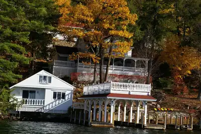 Image de Lake George, au bord du lac, pour 20 personnes, 3 maisons, 8 chambres, grande terrasse au bord du lac