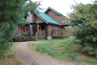 Image de Belle rustique Lone Jack Log Cabin 2 chambres juste Ă l'est de Kc Metro