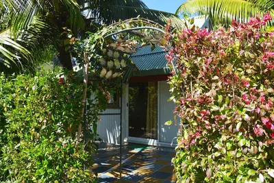 Image de Fare Maheata Vai Hau bungalow 4 personnes, cuisine privée salle de bain accès à la plage