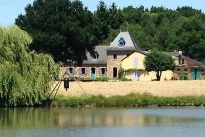 Image de Ferme dans les bois, au bord d'un lac