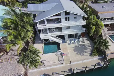 Image de Splendeur tropicale - Maison de luxe avec piscine au bord de l'eau