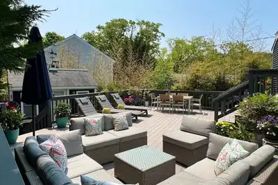 Image de Condo moderne avec terrasse privée spacieuse