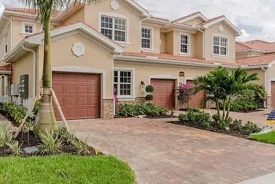 Image de Nouveau condo Bonita Springs situé à proximité de Naples, des plages, des restaurants et des magasins.
