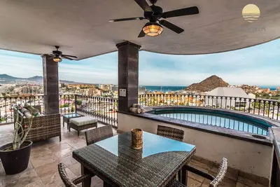 La Vista 33, Luxury Condo, 5 minutes from downtown and Marina of Cabo!